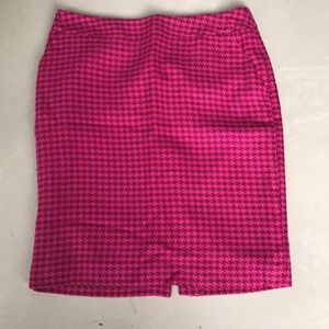 Pink and maroon houndstooth pattern pencil skirt